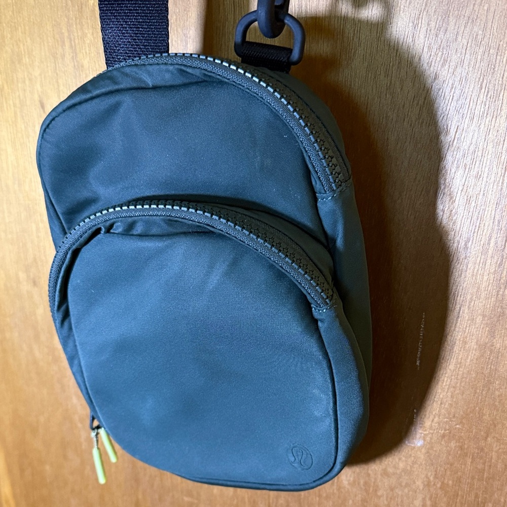 lululemon athletica Dark Green Belt The Rest is Written Crossbody | Lululemon FR - Picture 3 of 7